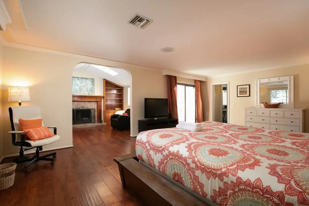 Sunny Pasadena Mansion, Sparkling Heated Pool & Projector Room!