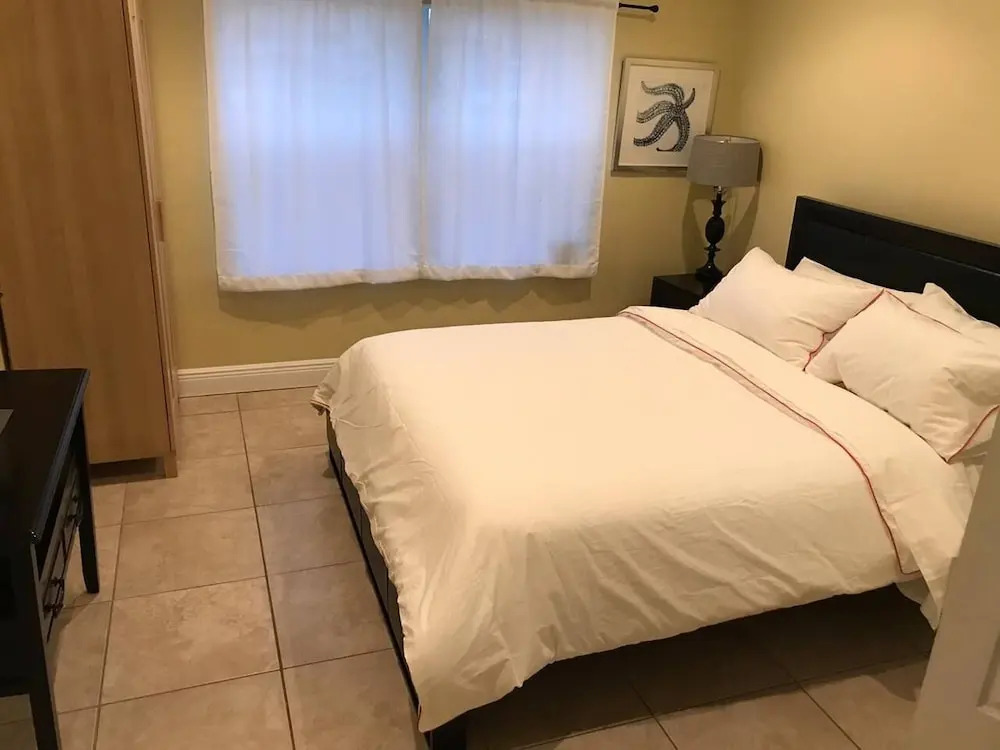 Beautiful Home Close To The Beach w Pool & Patio