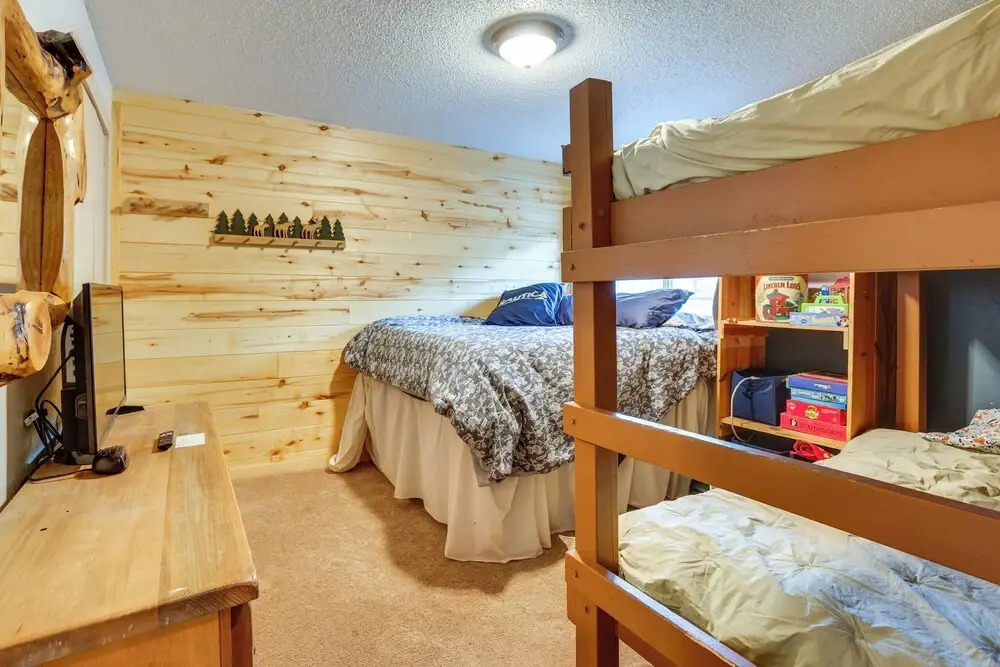 Silverthorne Condo w/ Lake Views: 10 Mi to Skiing!