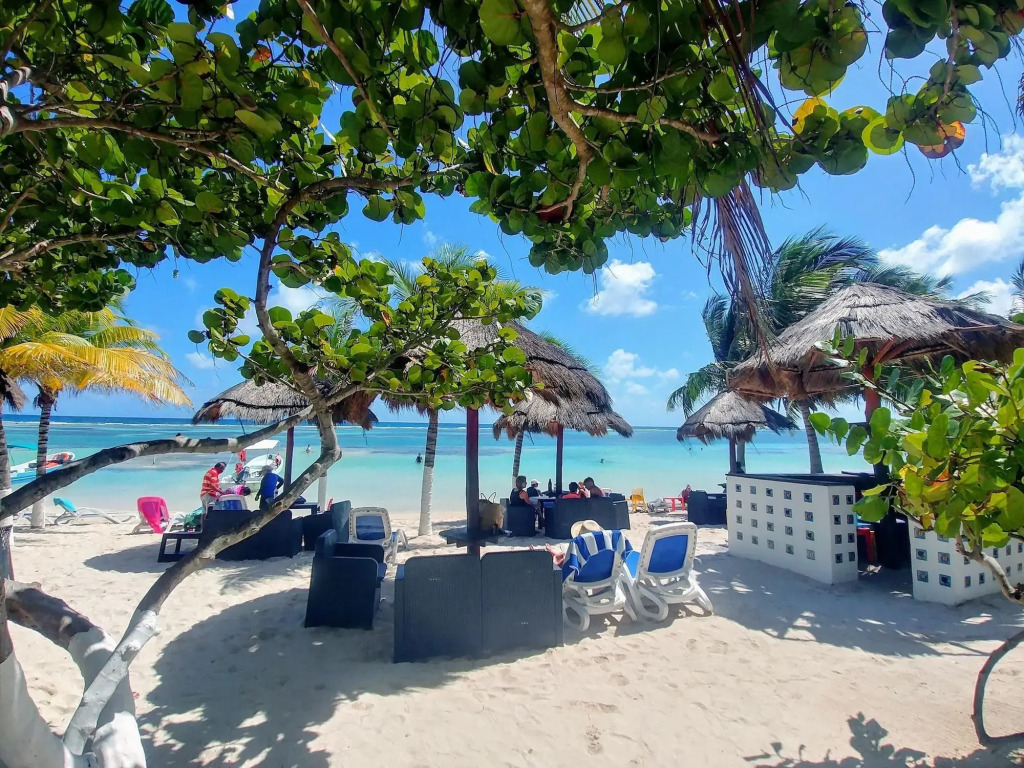 El Fuerte Beach Apartments
