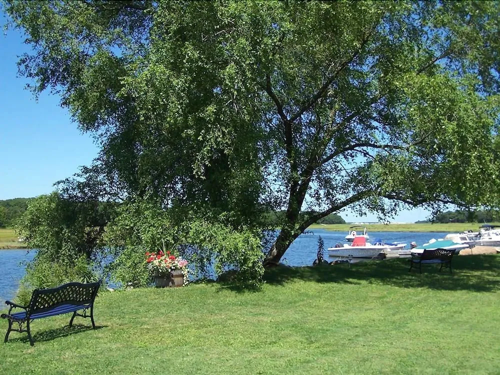 Shea's Riverside Inn & Motel