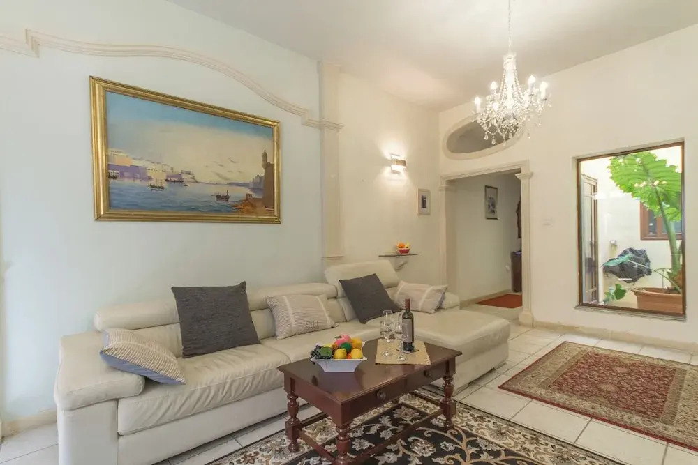 Well Located Townhouse & Courtyard Kalka