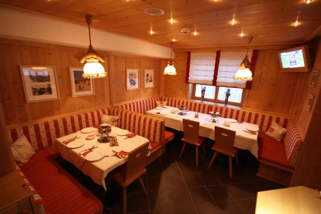 SKILL Mountain Lodge - Ski und Bike Hostel im Sommer mit JOKER CARD