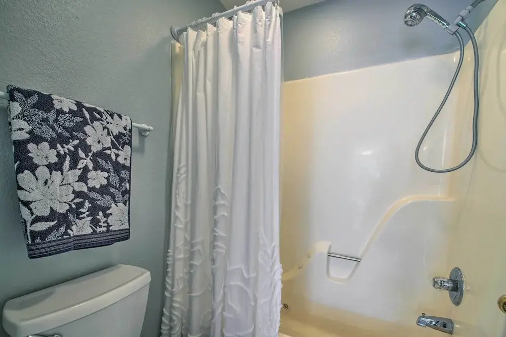 Bright Ozarks Condo w/ Balcony & Lake Views!