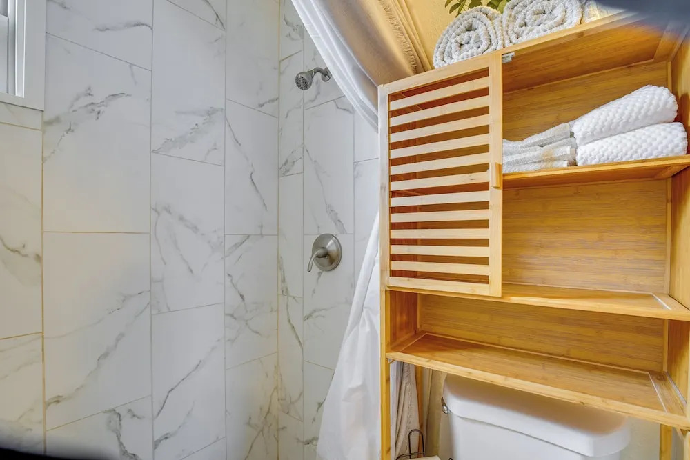 Easy Access to Dtwn Tacoma! Stylish Couples Condo