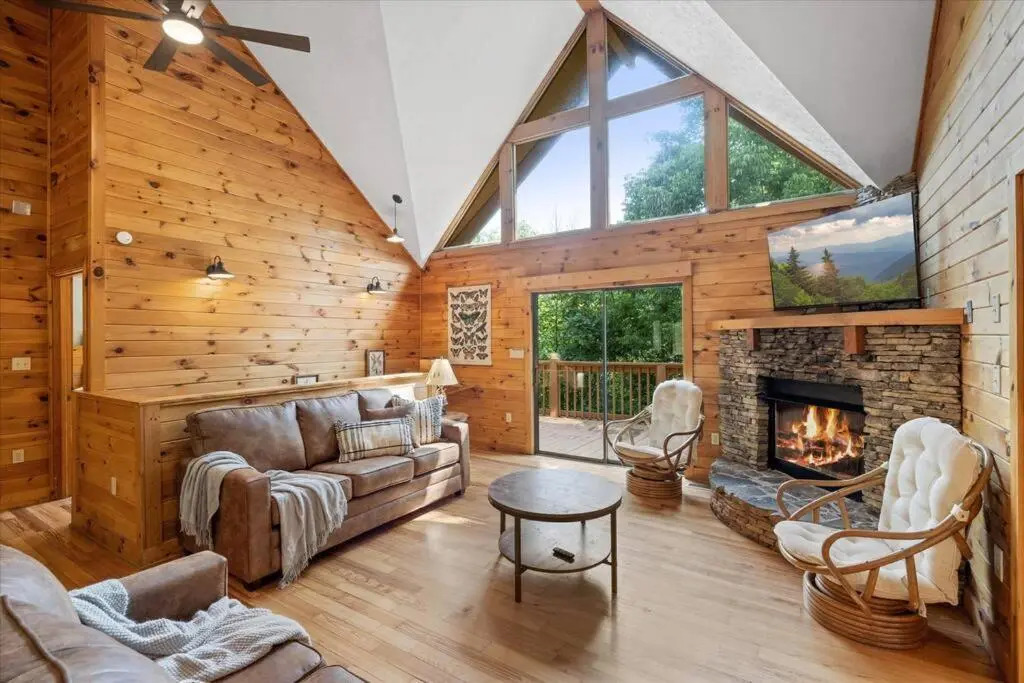1 min to the Parkway SPACIOUS cabin w 3 master suites & 4th bedroom