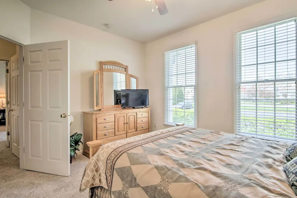 4 Mi to Bethany Beach: Sunny Escape w/ Porches!