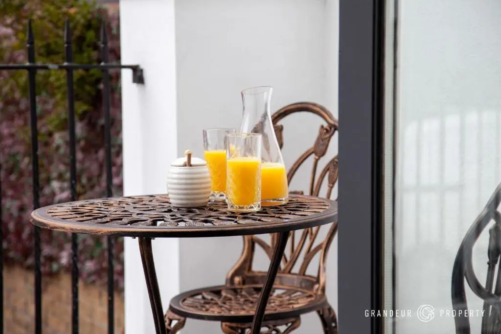 Opulent 2bedroom Apartment, Bournemouth, Parking