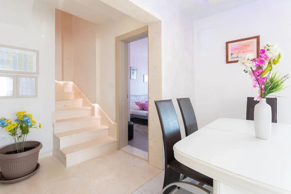 Goldie - 30 m From Beach - H