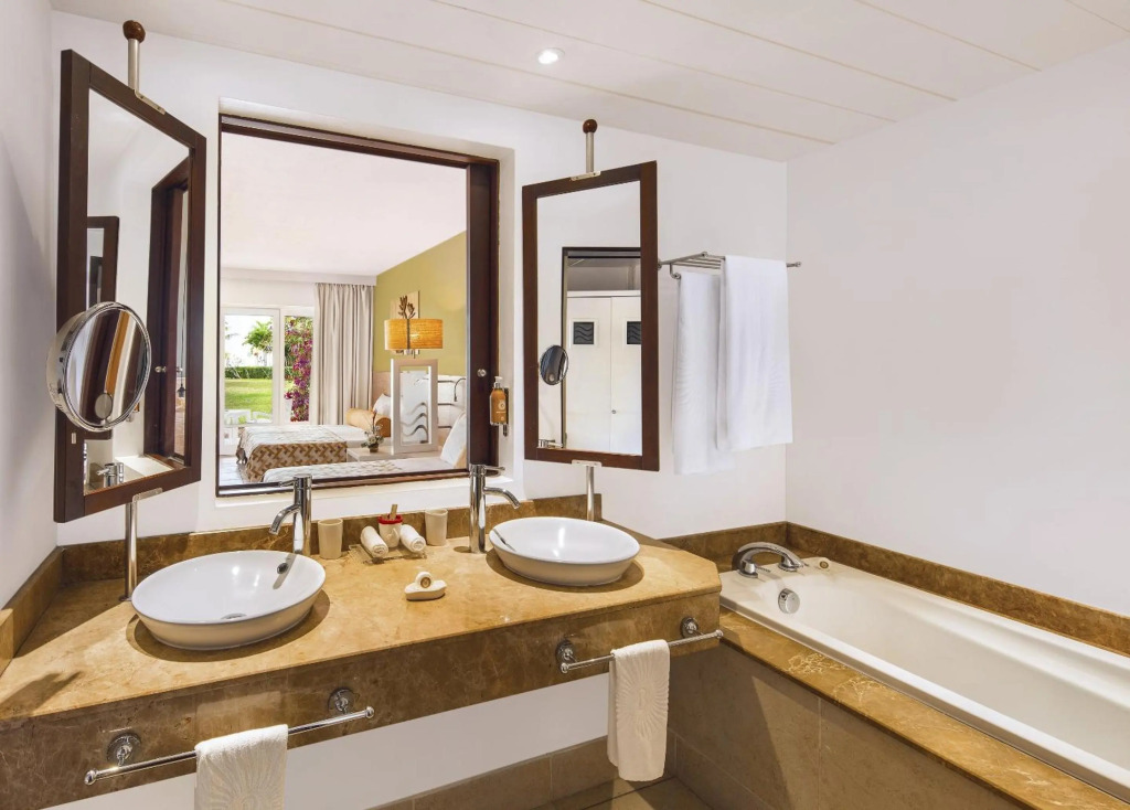 Victoria Beachcomber Resort & Spa