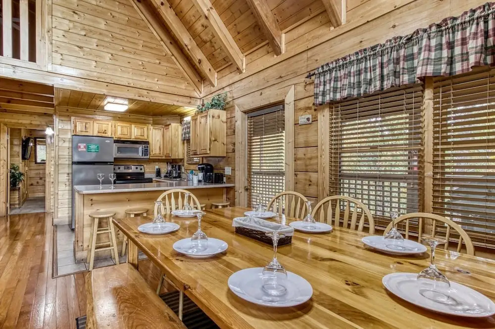 ERN819 - Mountain Majesty - Great Location! Close to All the Action! cabin