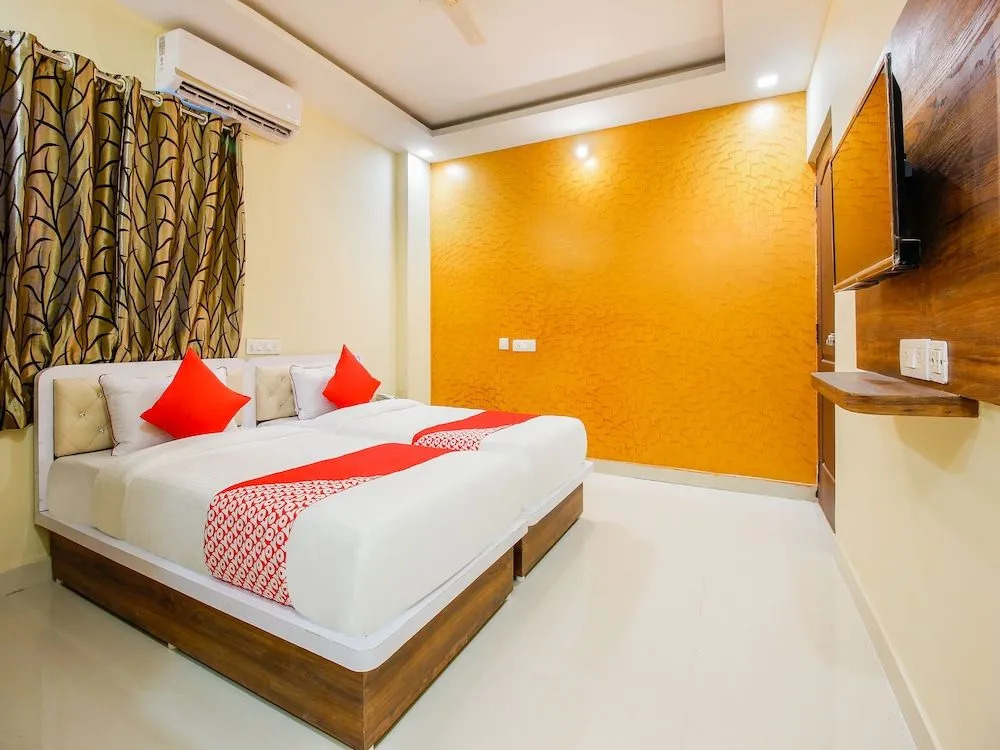Oyo 36267 Aaditya Grand
