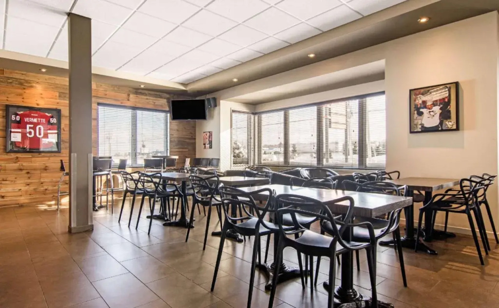 Econo Lodge Inn & Suites