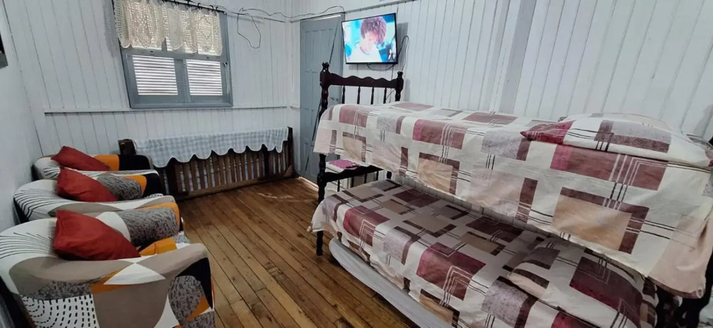 CASA completa em TORRES-RS - Na mais bela praia Gaúcha - Cozinha - Banheiro - Ar condicionado - Smart TV 32 Android Apps Youtube - Netflix - Prime Vídeo e Wi-Fi - Estacionamento - Acomoda até 10 pessoas - Anfitriã Superhost no BnB