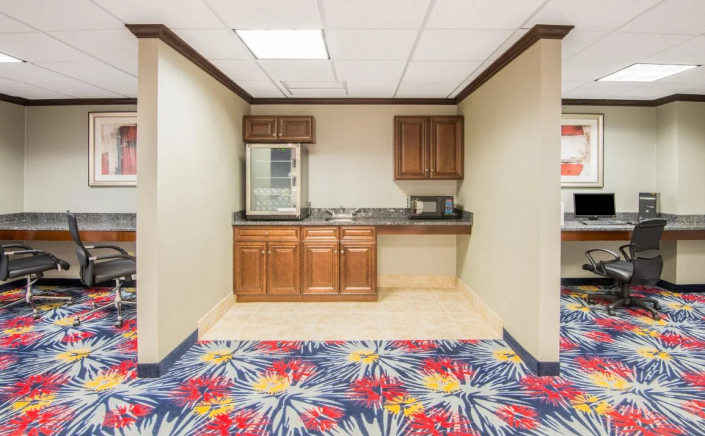 Holiday Inn Express Cleveland Airport - Brook Park by IHG