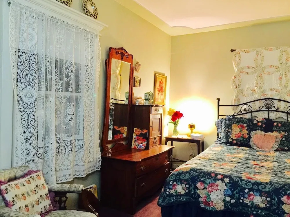 The Victorian Gold Bed and Breakfast