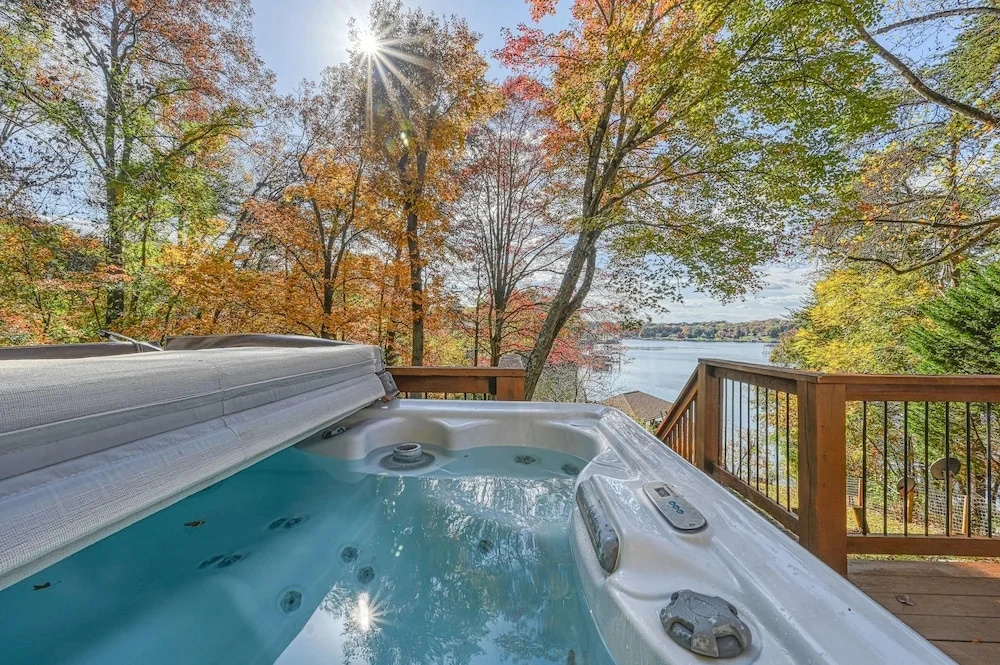 Herons Rest - Lakefront Home With Dock, Pool Table, & hot tub - Dogs OK