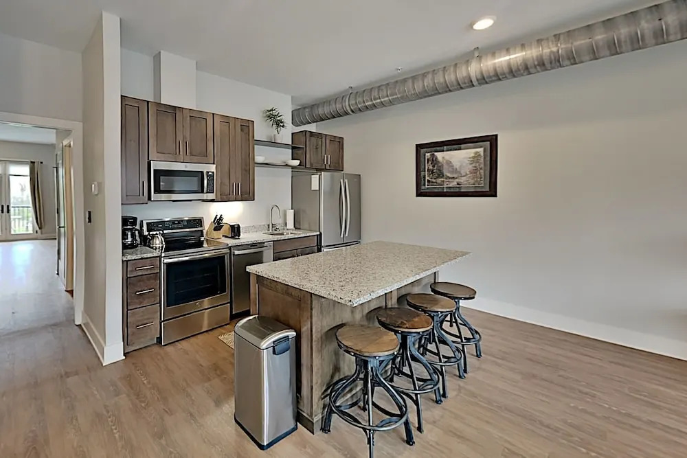 Chic : Walk To Dining, Shops, Entertainment 1 Bedroom Condo