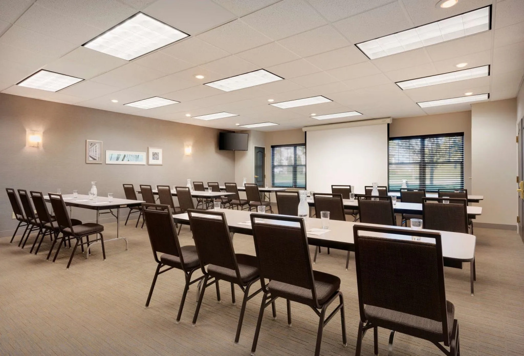 Country Inn & Suites by Radisson Albertville near Outlet Mall