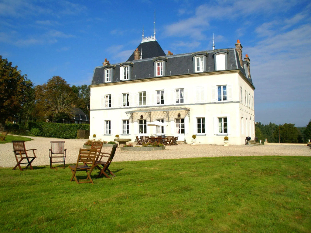 Modish Castle in Asnières with Terrace