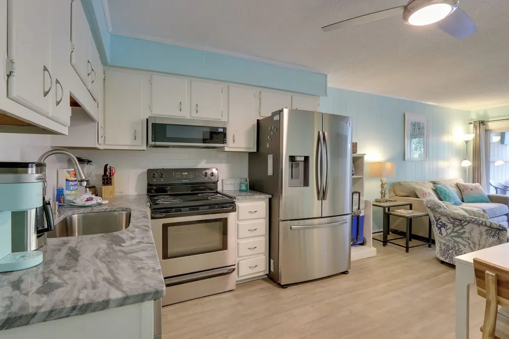 Steps to Beach, Coligny Plaza: Hilton Head Condo!