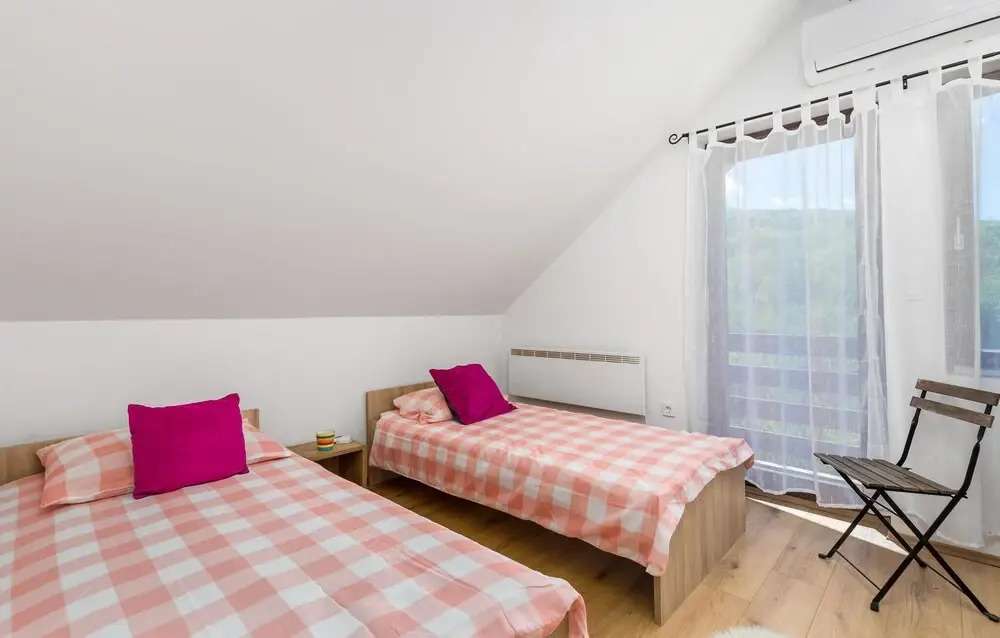 Awesome Caravan in Slunj with Hot Tub, WiFi & 2 Bedrooms