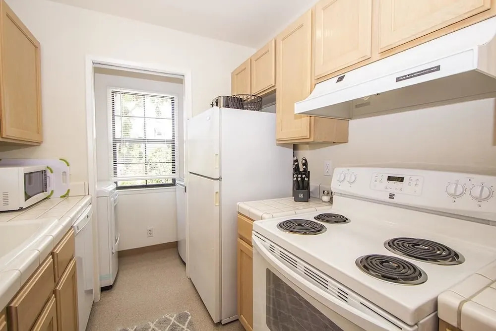 Beautiful 2 Bedroom Detached Apartment, Walk to Downtown Monterey and Fishermans Wharf