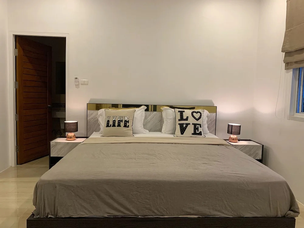 Private Villa with Pool near Laguna