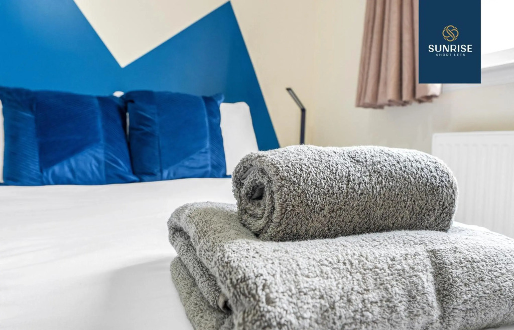 The Townhouse - 4 Rooms Large Beds with TV's, Poker Table, Fully Equipped, Easy Ring-Road Access
