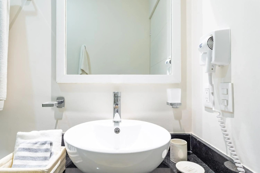 Ultra Luxury Condo, Rooftop Pool and HIGH SECURITY, Viva Residence