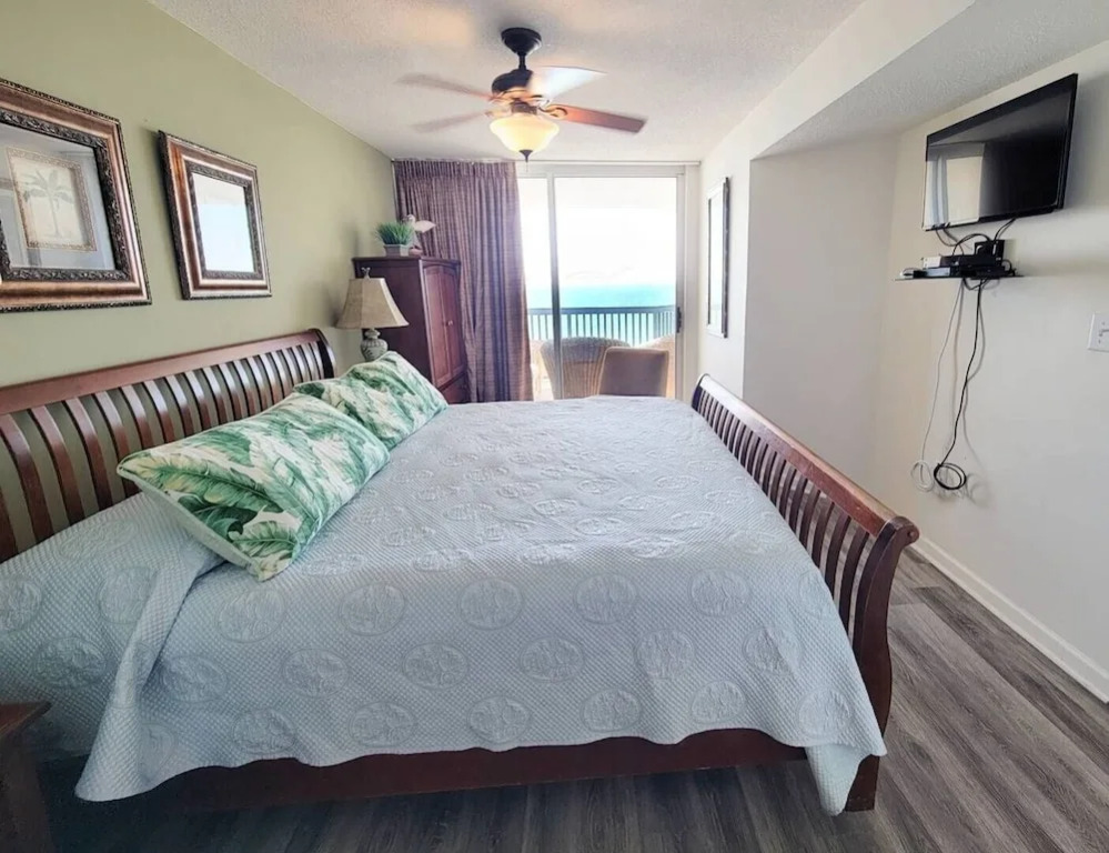 Ashworth 1005 4 Bedroom Condo by RedAwning, North Myrtle Beach