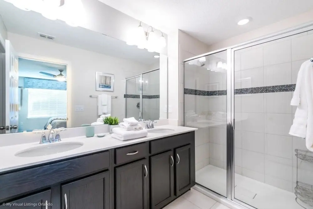 Be Our Guest At 1600cpc 4 Bedroom Townhouse by RedAwning