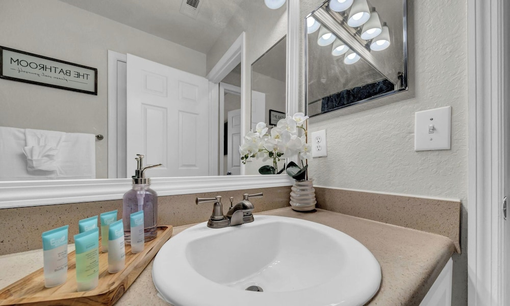 Modern 2BR 2BA Pool Gym Near Airport 8