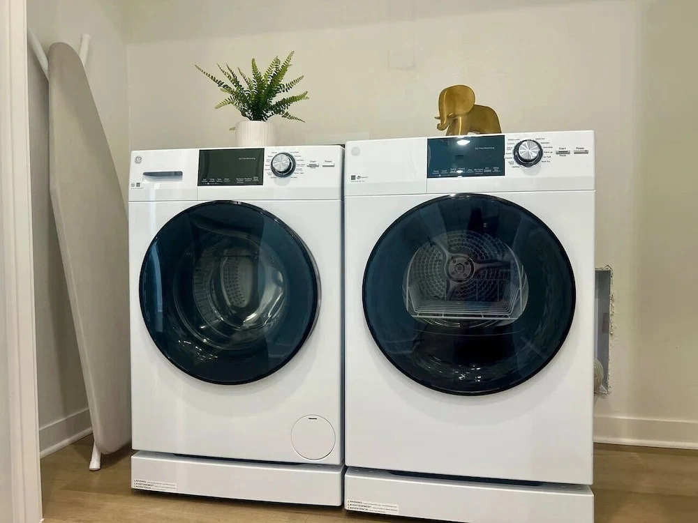 Stunning 1BR Getaway w/ Gym, Washer/dryer + Pool