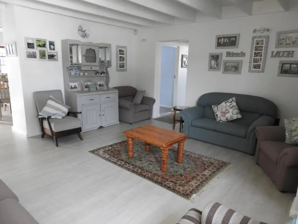 Cozy 4 bedroom house enclosed by sea and mountain.