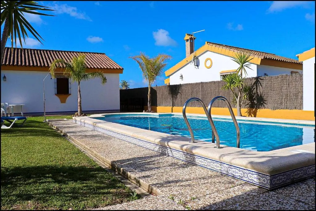 Chalet con piscina en Roche Viejo