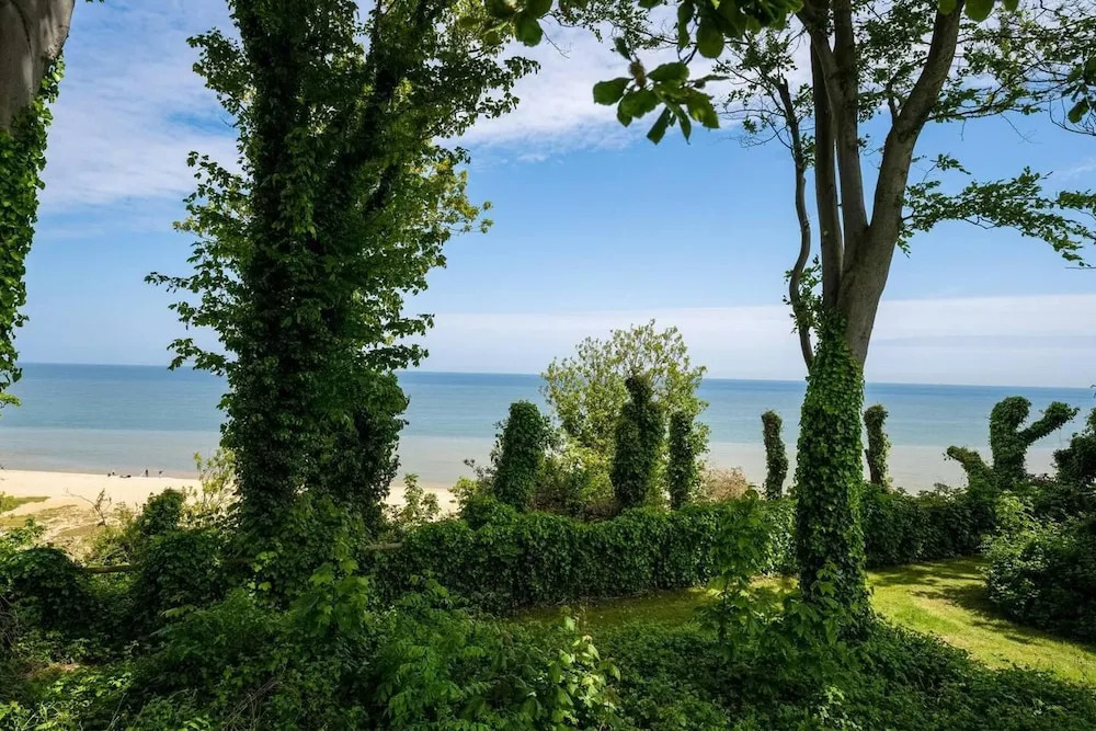 The Lookout, Sunny Beach Retreat, Sleeps 5 Guests