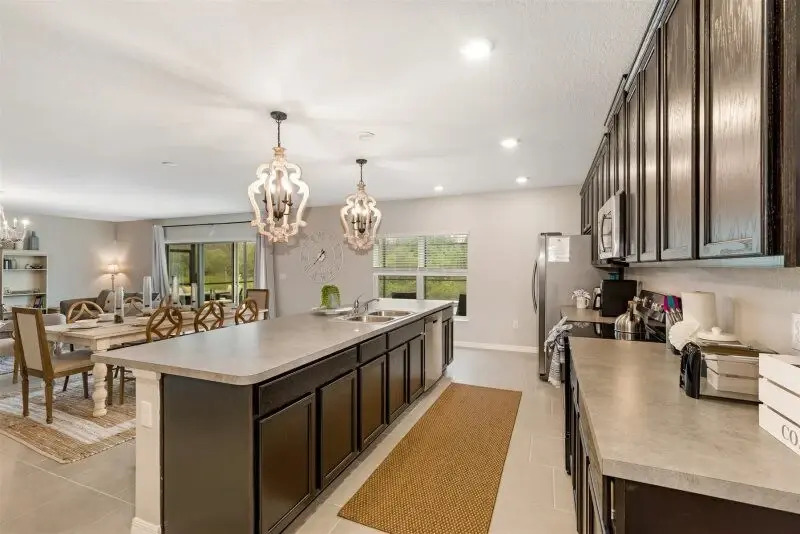 Stunning Modern 4 Bed With Designer Pool Area, Davenport, US