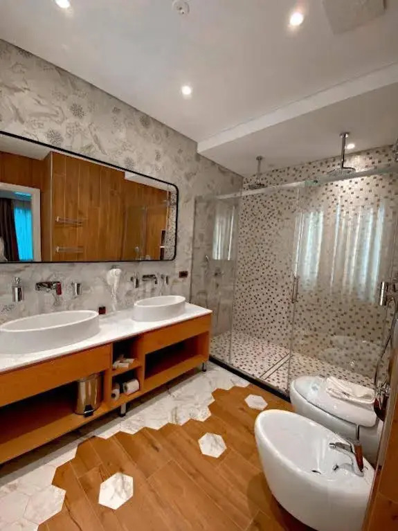 Crown Boutique Hotel