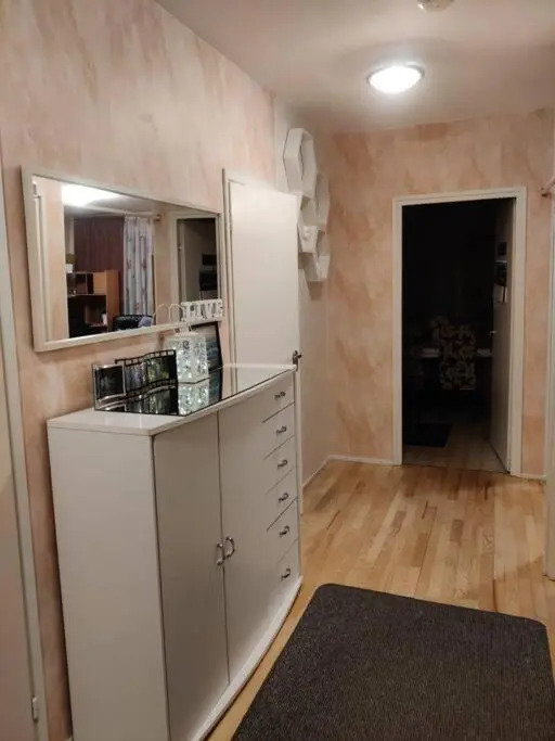 3 к. квартира теплая в 2 км от центра, есть лифт.