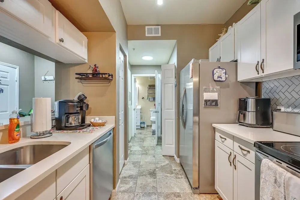 4 Mi to Clearwater Beach: Apt w/ Community Pool!