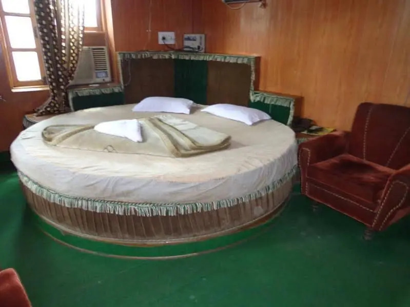 Neelam Hotel