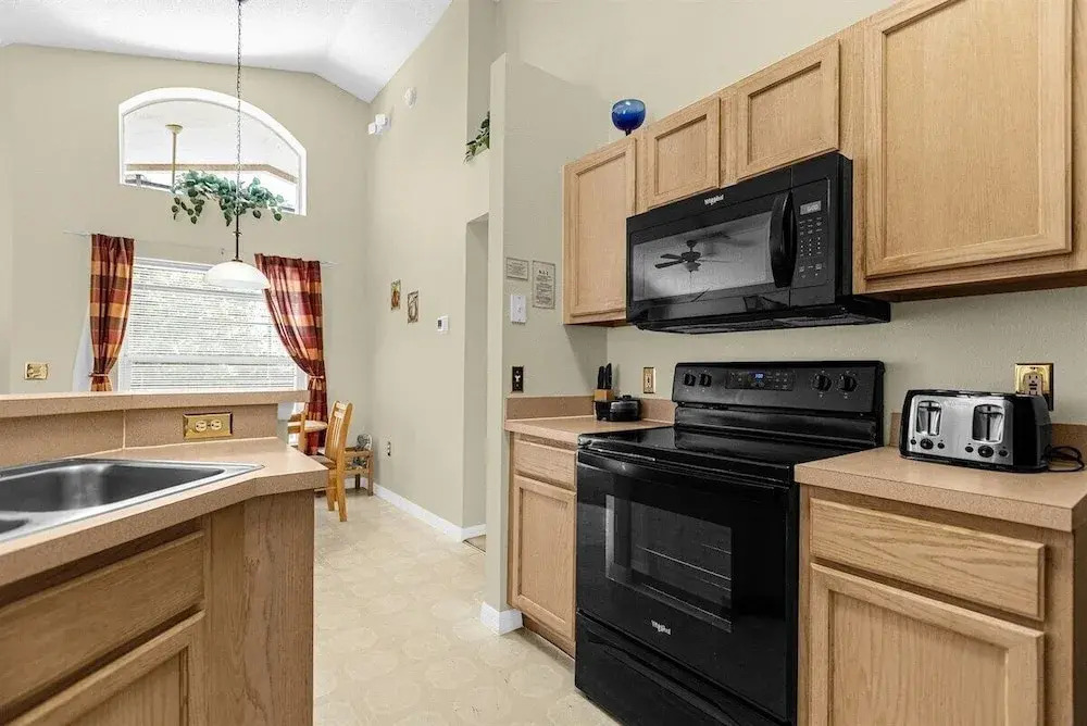 1061 Lake Berkley 4 Bed With Pool