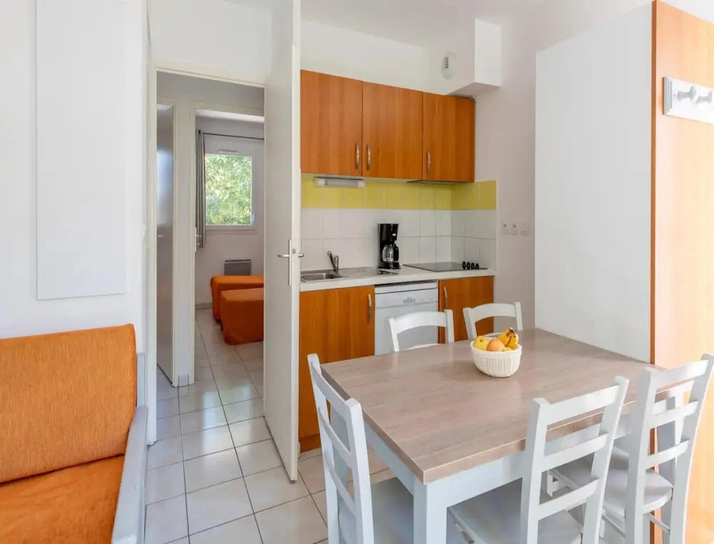 Apartment With Access to Pool