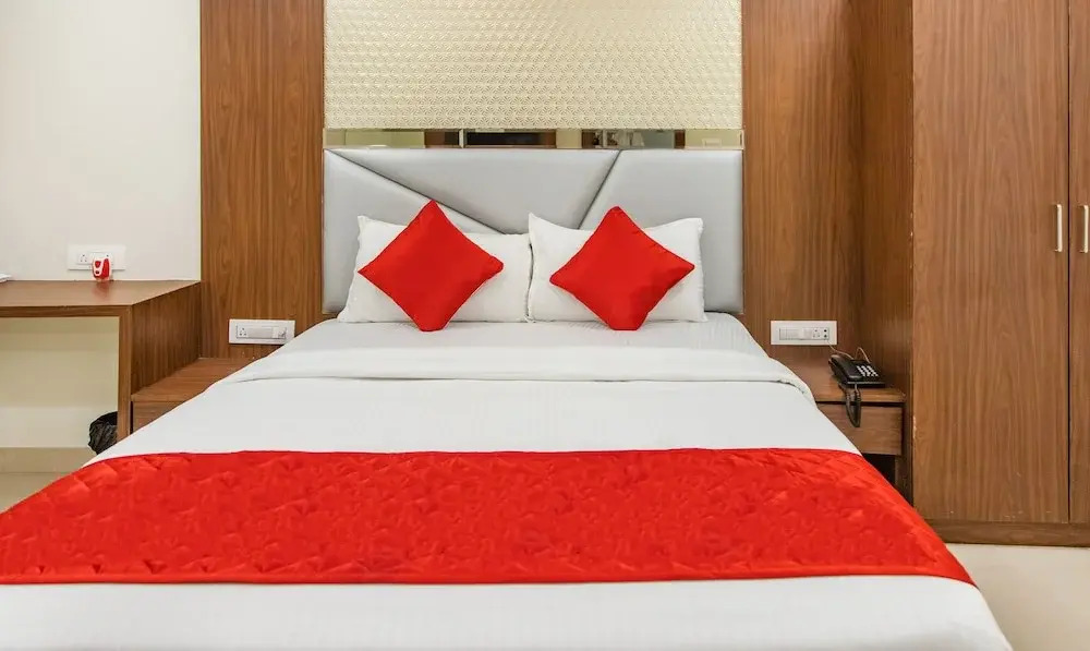 Hotel Hometown - Near BKC