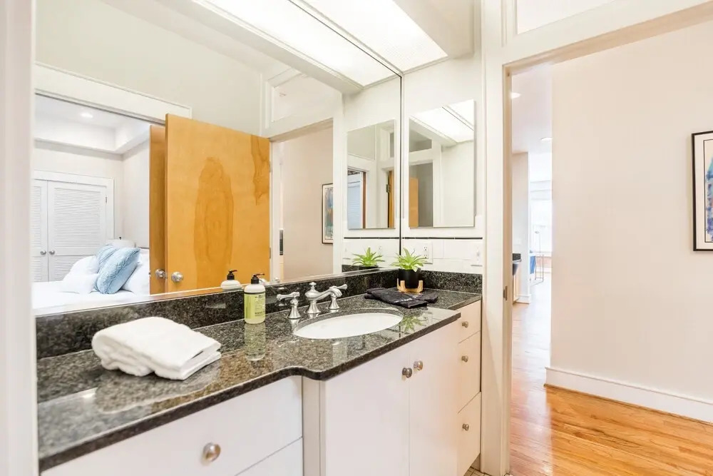 Red Door Apartment ~ 3-king Beds ~ Center Of D-twn