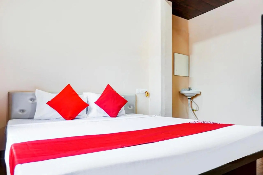 OYO 81205 Hotel Manikyaa