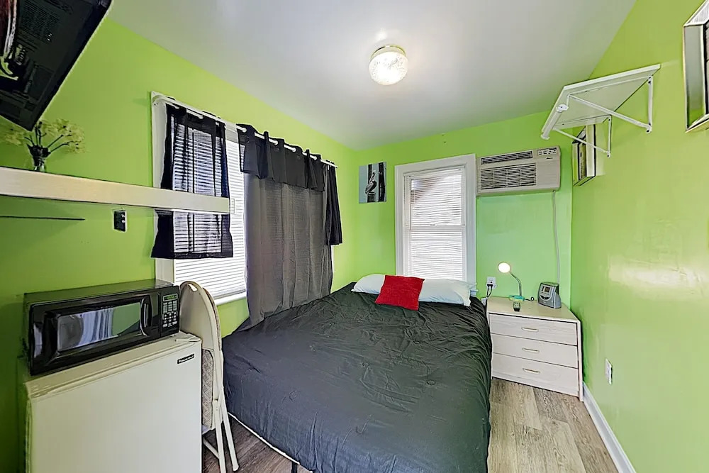 New Listing! Updated Apartment - Walk To Beach 3 Bedroom Apts
