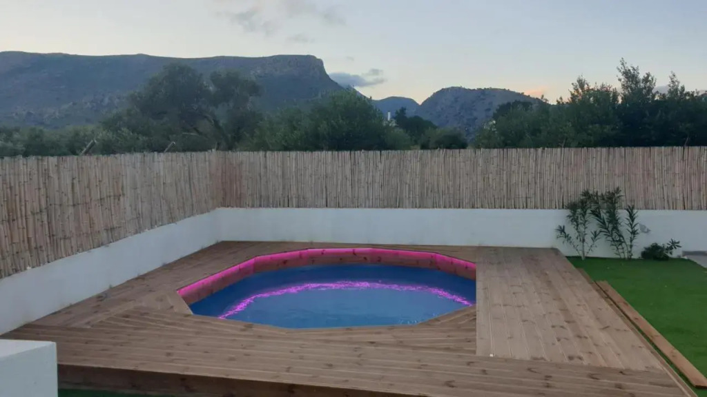 Cozy House with Pool and Breakfast near Beach