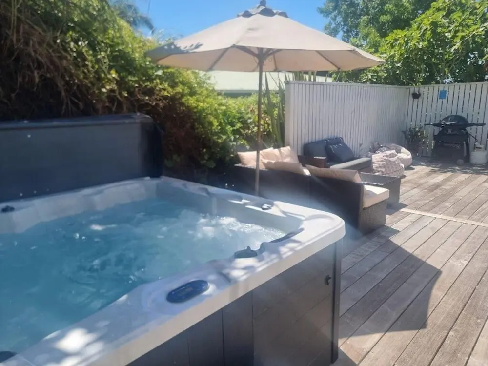 Tiri Cottage - Sea Views in Oneroa by Waiheke Unlimited